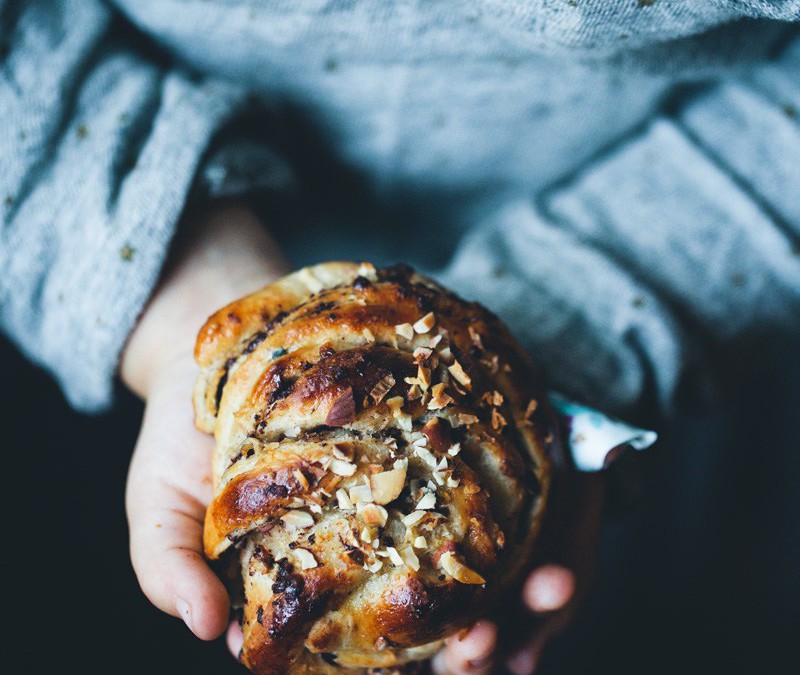 VI BAKAR KANELBULLAR. OCH JA, DET BLIR STÖKIGT.